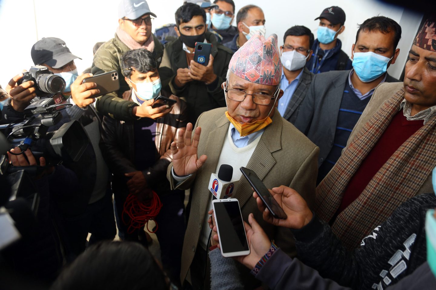 एक महिना पनि अध्यक्ष  बन्न नपाइ निर्वाचन आयोगले खोस्यो माधव नेपालको अध्यक्ष पद