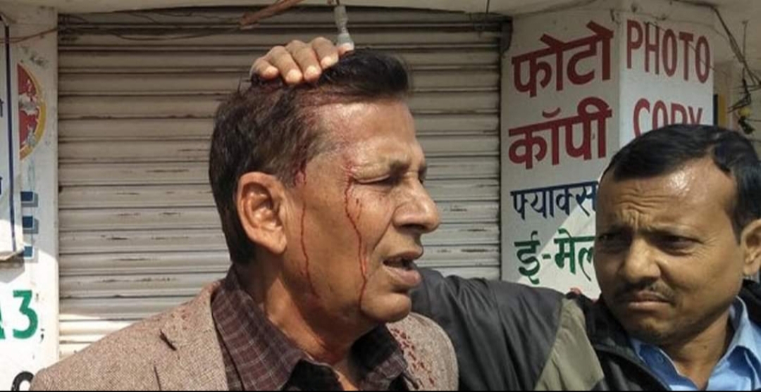 बन्द गराउदै हिँडेका पूर्व मन्त्री रामचन्द्र झाको टाउकोमा प्रहरीको लाठी