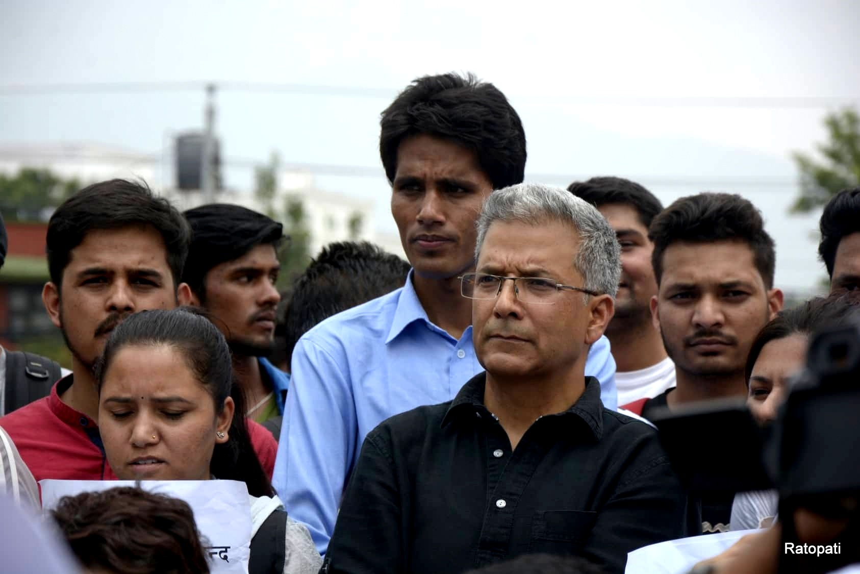 रवीन्द्र मिश्रको प्रस्ताव– संघीयता खारेजी, धर्मनिरपेक्षताबारे जनमत संग्रह गरौ  सही की गलत