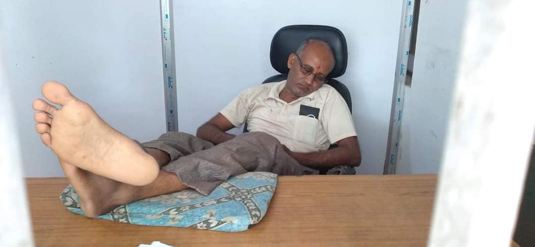 कार्यालयभित्रै टेलबमा उपरखुट्टी राखेर मस्त निन्द्रामा कर्मचारी