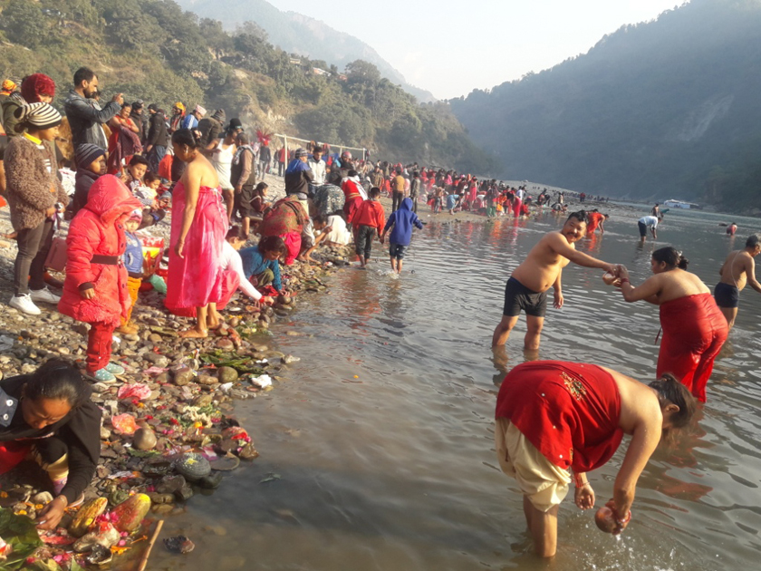 कात्तिक महिना सुरु भएसँगै कालीगण्डकी नदीमा स्नान गर्नेको भीड, ॐ लेखि एक सेयर गर्नुहोस