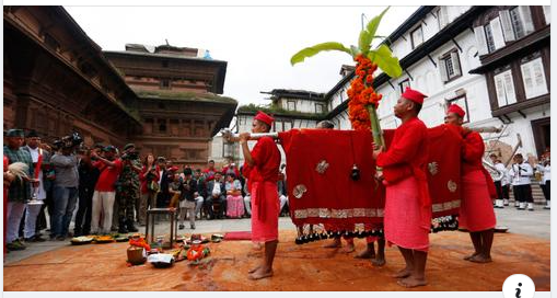 आज फूलपाती : गोरखाबाट ल्याइएको फूलपाती हनुमानढोकामा भित्र्याइँदै