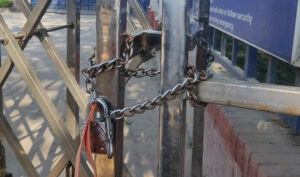 प्रदूषण गरेको भन्दै स्थानीयले लगाए चौधरी उद्योगमा ताला