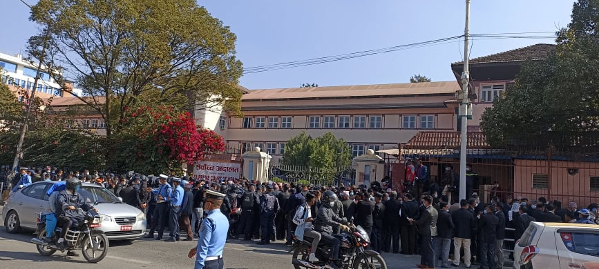 सर्वोच्च परिसरमा प्रधानन्यायाधीशका विरोधी र समर्थकबीच झडप