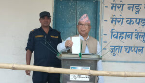 मतदान गर्न रौतहट पुगेका माधव नेपाललाई दुर्व्यवहार