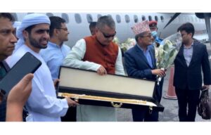 दुबईका राजकुमारले दुर्गा प्रसाईंलाई दिए सुनको लौरो उपहार