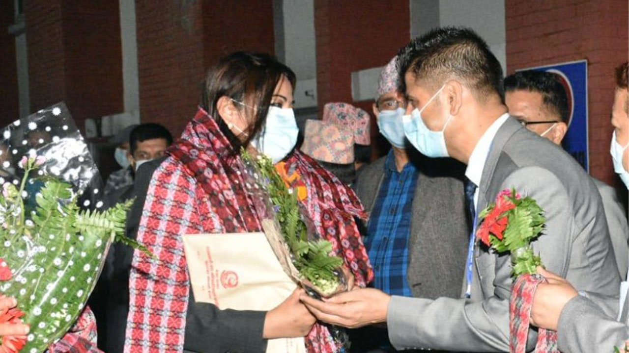 हार्दिक स्वागत रामकुमारी झाँक्री एकिकृत समाजबादि परित्याग गरि एमाले प्रवेश गर्दै ?