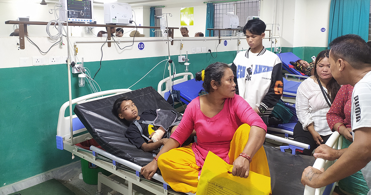 बस दुर्घटना : मृत्यु हुनेको संख्या १६ पुग्यो, घाइते २० जनालाई भरतपुर पठाइयो