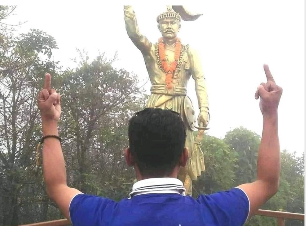मंगोलहरुको पहिचान मेटाऊने हत्यारा पृथ्वीनारायण शाहको मुर्तिमा थुकौ भन्दै आए एक युवक ।