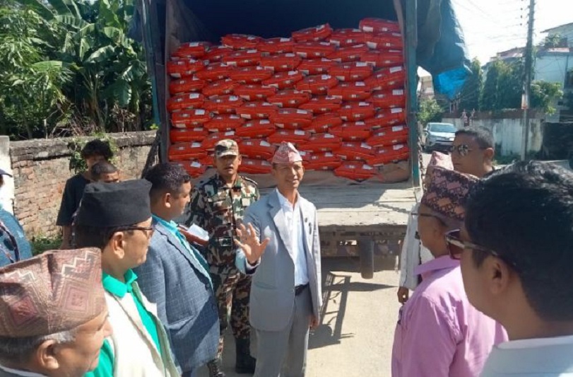 अरु बेला कहिले नपुग्ने मेटमणि चौधरी आफ्नो निर्वाचन क्षेत्रमा चामल बाँड्दै !