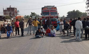 माओवादी कार्यकर्ताले बन्द गरे राजमार्ग