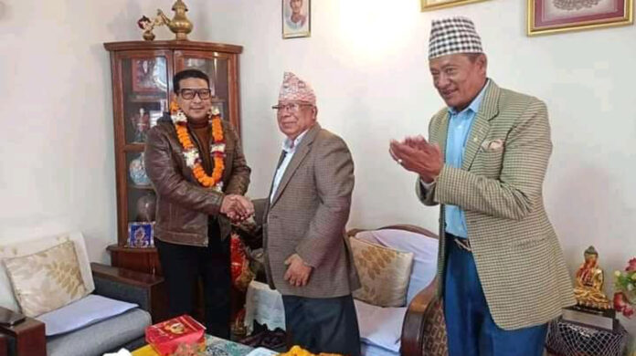 एमालेको सहयोगमा निर्विरोध निर्वाचित भएका दीपक मनाङे एकीकृत समाजवादीमा प्रवेश