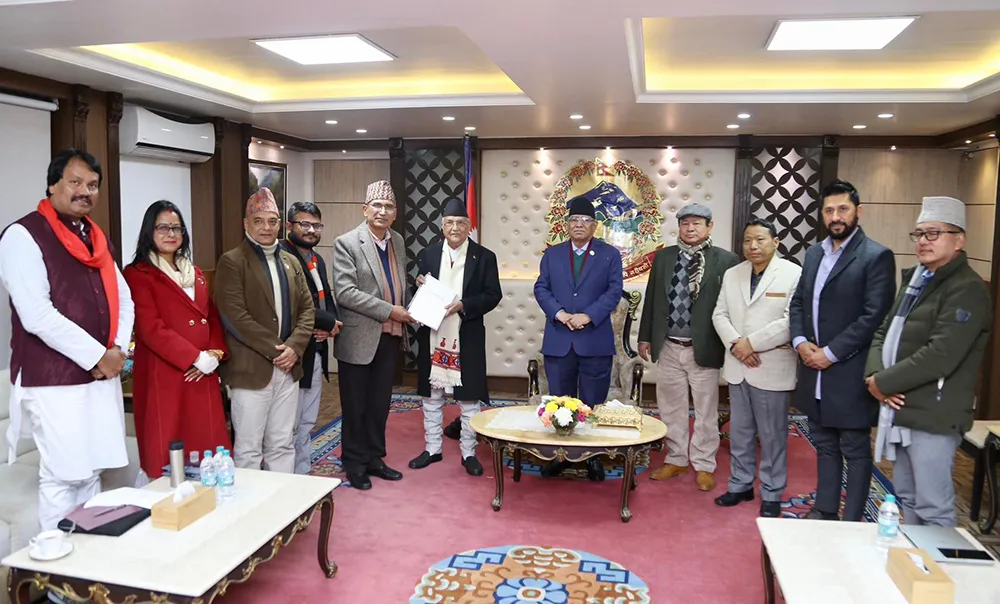 न्यूनतम साझा कार्यक्रमको प्रतिवेदन संयोजक ओलीलाई हस्तान्तरण