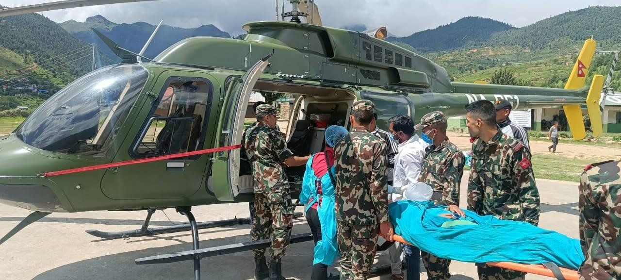 सुर्खेतबाट नेपाली सेनाले गरे ४१ जना सुत्केरी महिलाको उद्धार